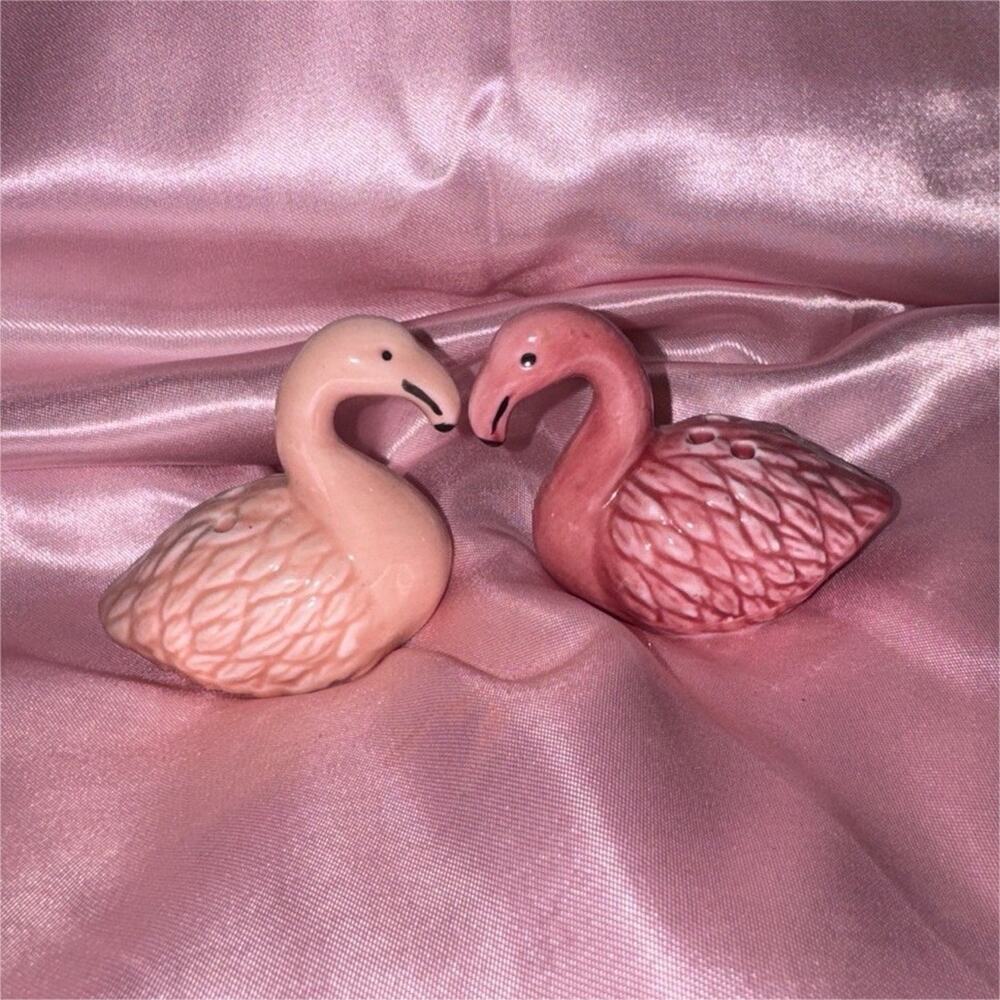 Vintage Style Pink Flamingo Salt & Pepper Shaker Set - Retro Kitchen Decor